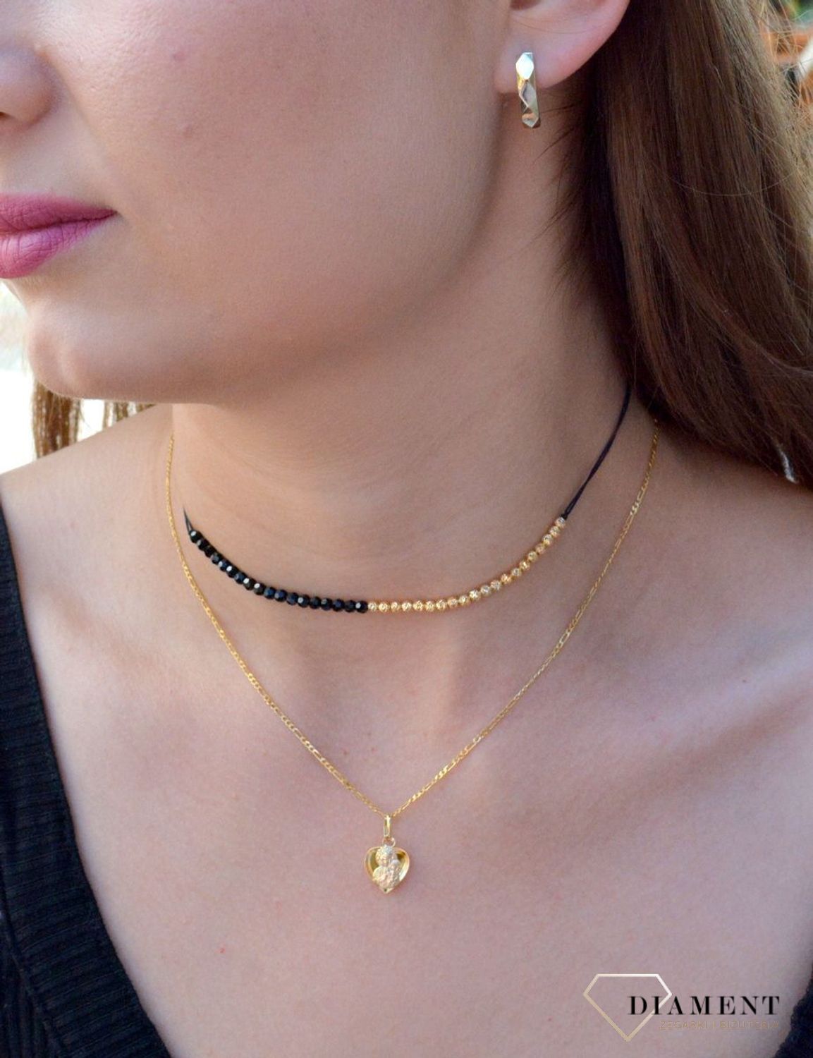 Złote kolczyki pr 333 grawerowane KL 11384 333 Złote kolczyki wykonane z dbałością o każdy szczegół i detal. Kolczyki zachowane w prostej formie, grawerowanej blaszki. Elegancka biżuteria posiada wygodne z.jpg